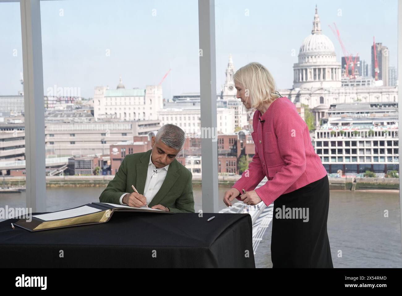 Sadiq Khan firma la dichiarazione di accettazione dell'ufficio per iniziare il suo terzo mandato come sindaco di Londra. Data foto: Martedì 7 maggio 2024. Foto Stock