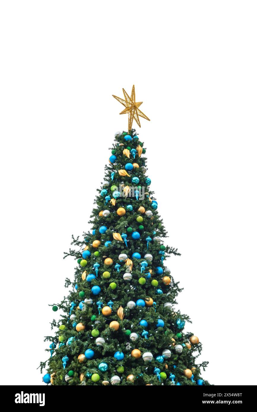 Albero di Natale decorato con baule isolate su sfondo bianco. Foto Stock