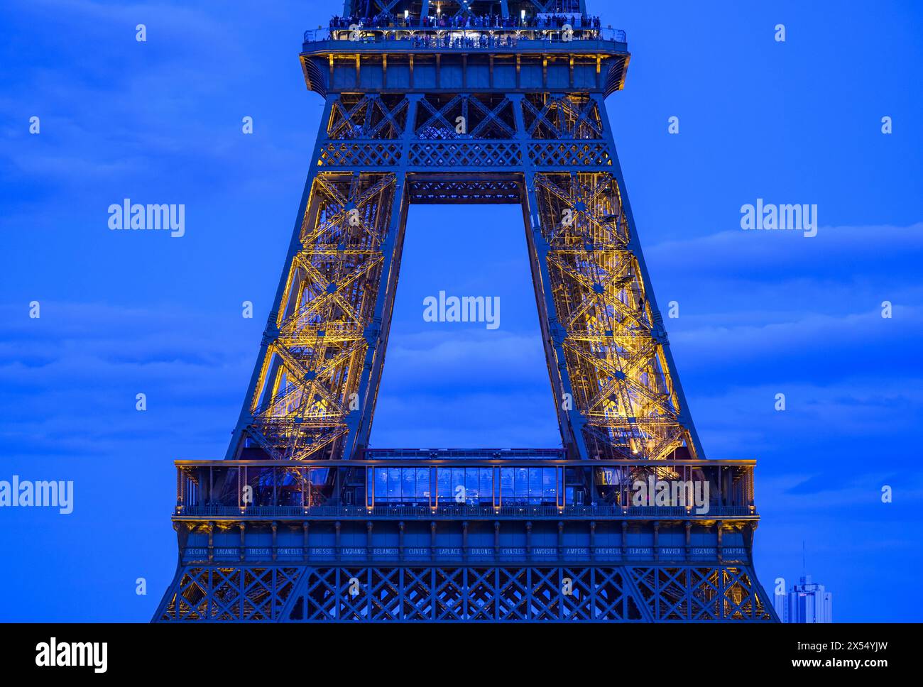 6 maggio 2024, Francia, Parigi: La Torre Eiffel è illuminata di sera. Le Olimpiadi e le Paralimpiadi si svolgono in Francia in estate. Foto: Robert Michael/dpa Foto Stock