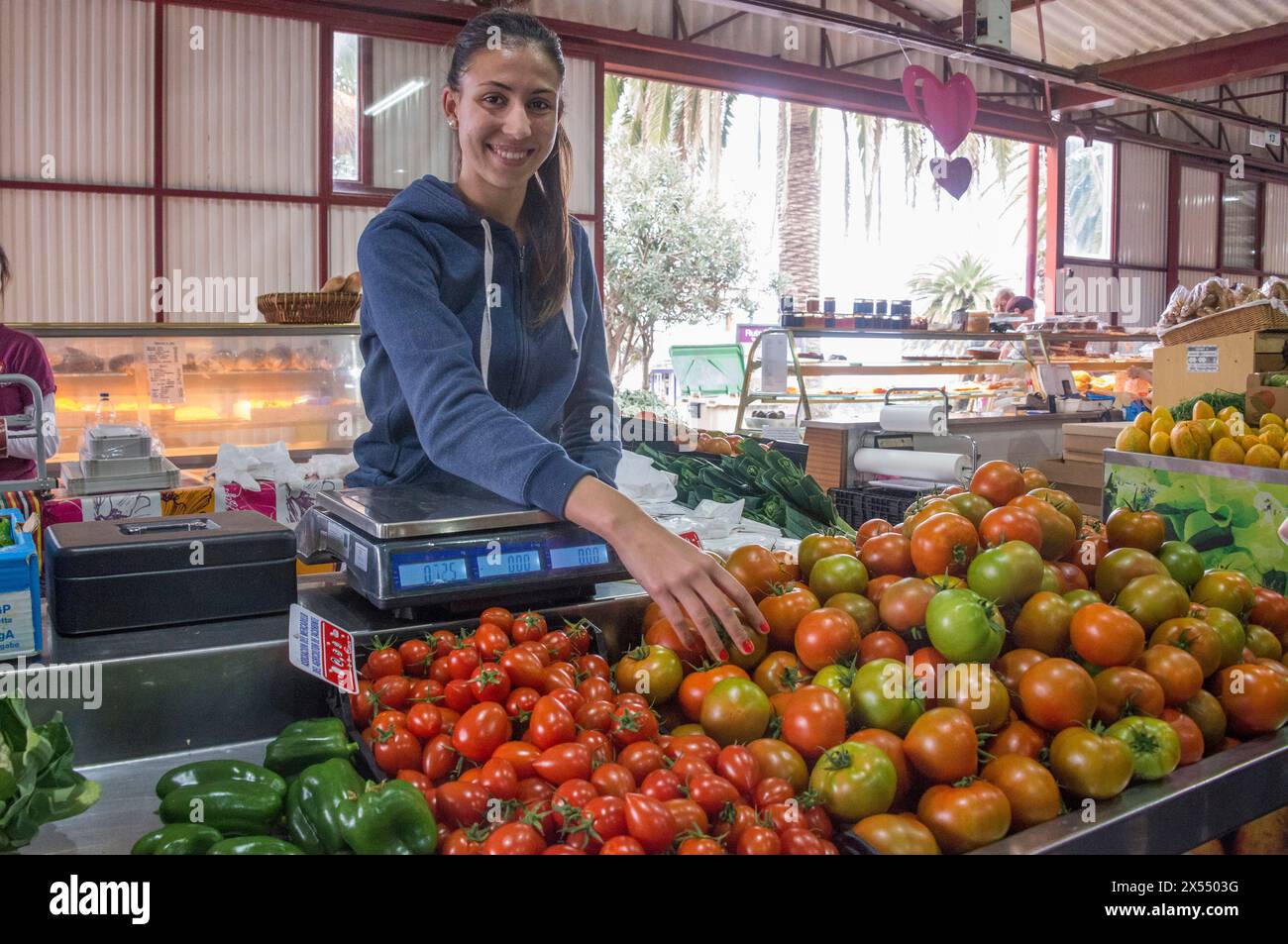 Giovane ragazza, che vende verdure nel mercato agricolo del comune di Tacoronte Foto Stock