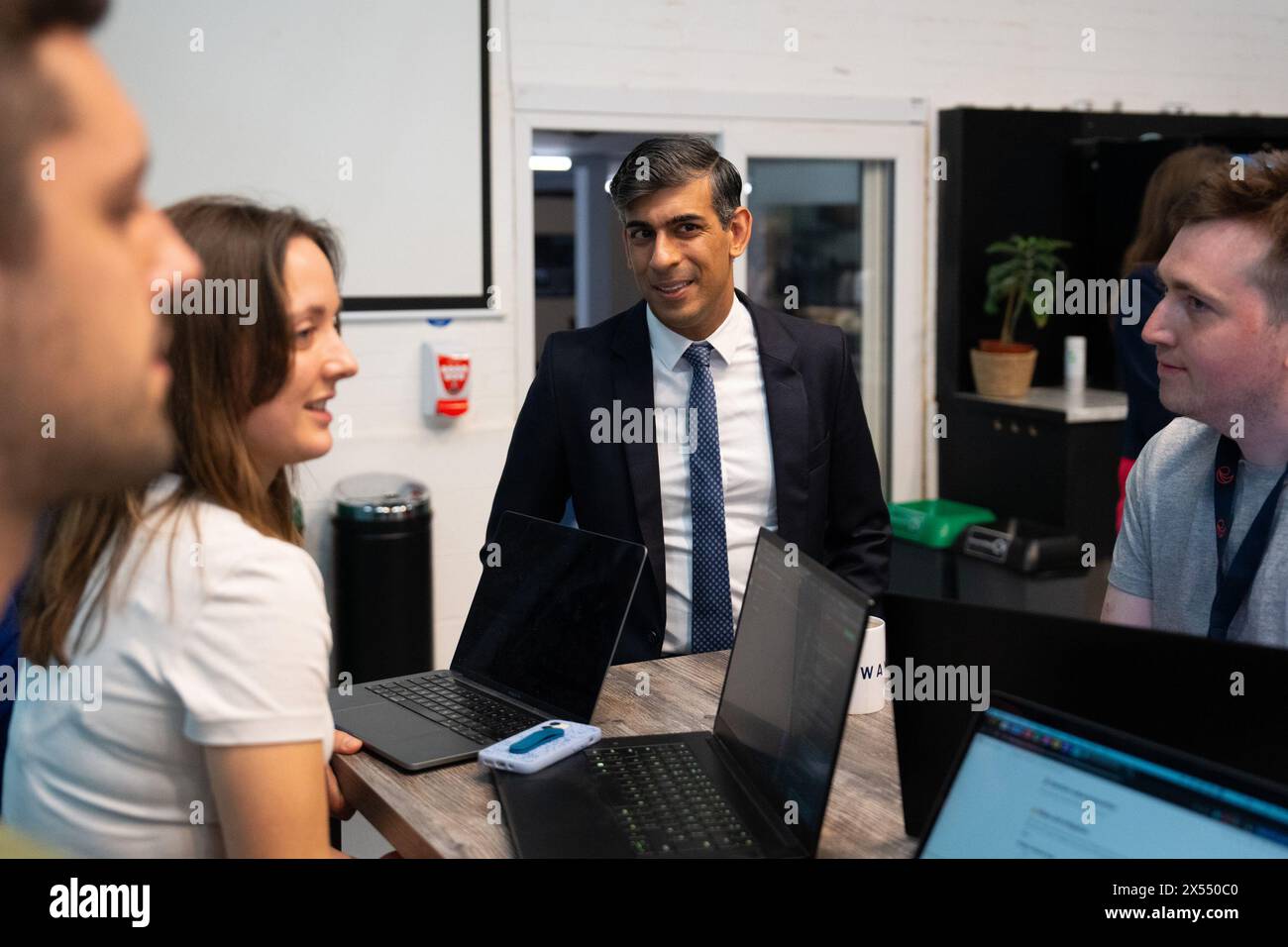 Il primo ministro Rishi Sunak (centro) parla con i dipendenti durante una visita agli uffici di Wayve Technologies a Londra. Data foto: Martedì 7 maggio 2024. Foto Stock