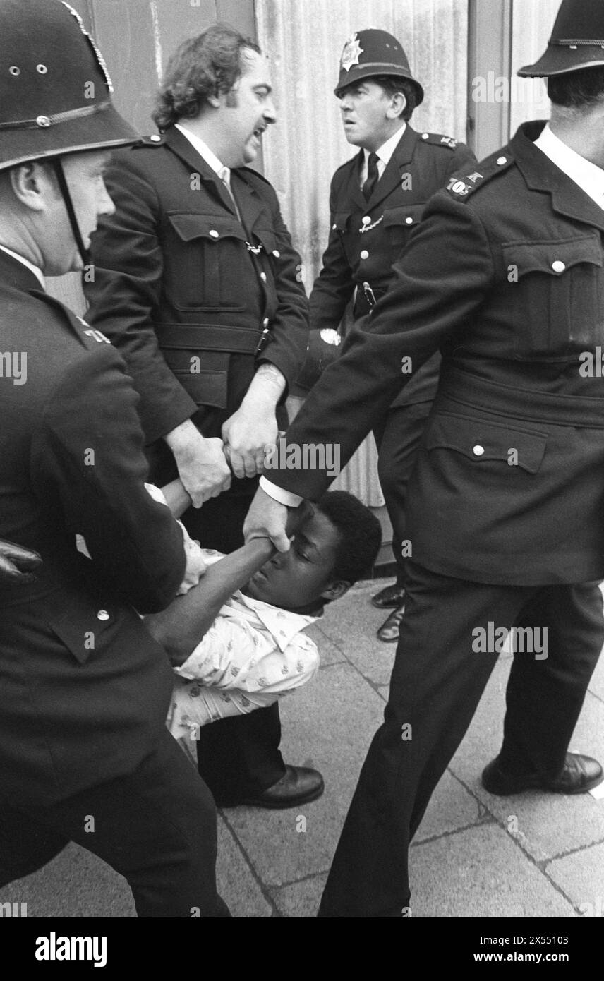 La polizia arresta un giovane nero alla cosiddetta Battaglia di Lewisham. 500 membri del fronte Nazionale marciarono da New Cross a Lewisham, varie contromanifestazioni di circa 4.000 persone portarono a violenti scontri tra i due gruppi e tra i manifestanti anti anti-NF e la polizia. Londra, Inghilterra 13 agosto 1977. 1970 UK HOMER SYKES Foto Stock