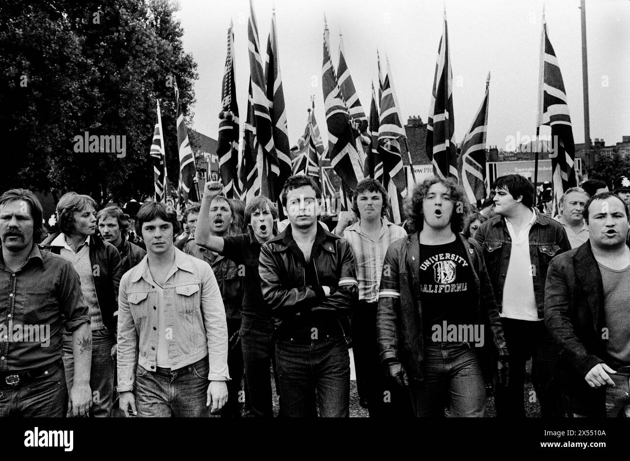 I membri del fronte Nazionale marciano di fronte alle bandiere Union Jack da New Cross a Lewisham, varie contro-dimostrazioni di circa 4.000 persone hanno portato a violenti scontri che divennero noti come Battaglia di Lewisham. Scontri tra i due gruppi e tra i manifestanti anti anti-NF e la polizia. New Cross, Londra, Inghilterra 13 agosto 1977. 1970 UK HOMER SYKES Foto Stock