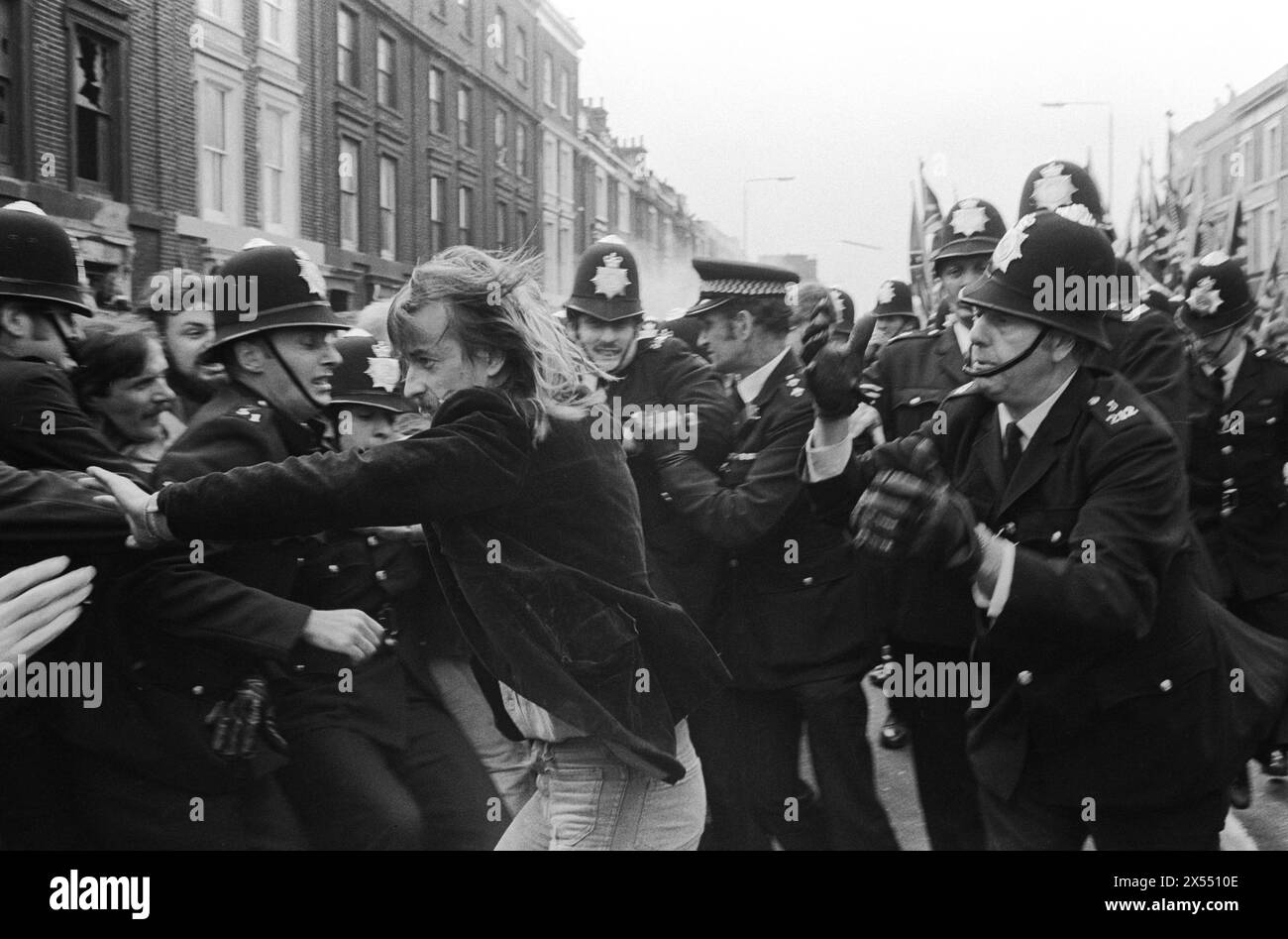 Lewisham Riots, Londra anni '1970 Regno Unito. I manifestanti di sinistra si riuniscono per cercare di impedire che l'estrema destra National Front marciasse attraverso New Cross, South London. La rivolta che ne seguì divenne nota come battaglia di Lewisham. New Cross, Lewisham, Londra, Inghilterra 13 agosto 1977. HOMER SYKES. Foto Stock