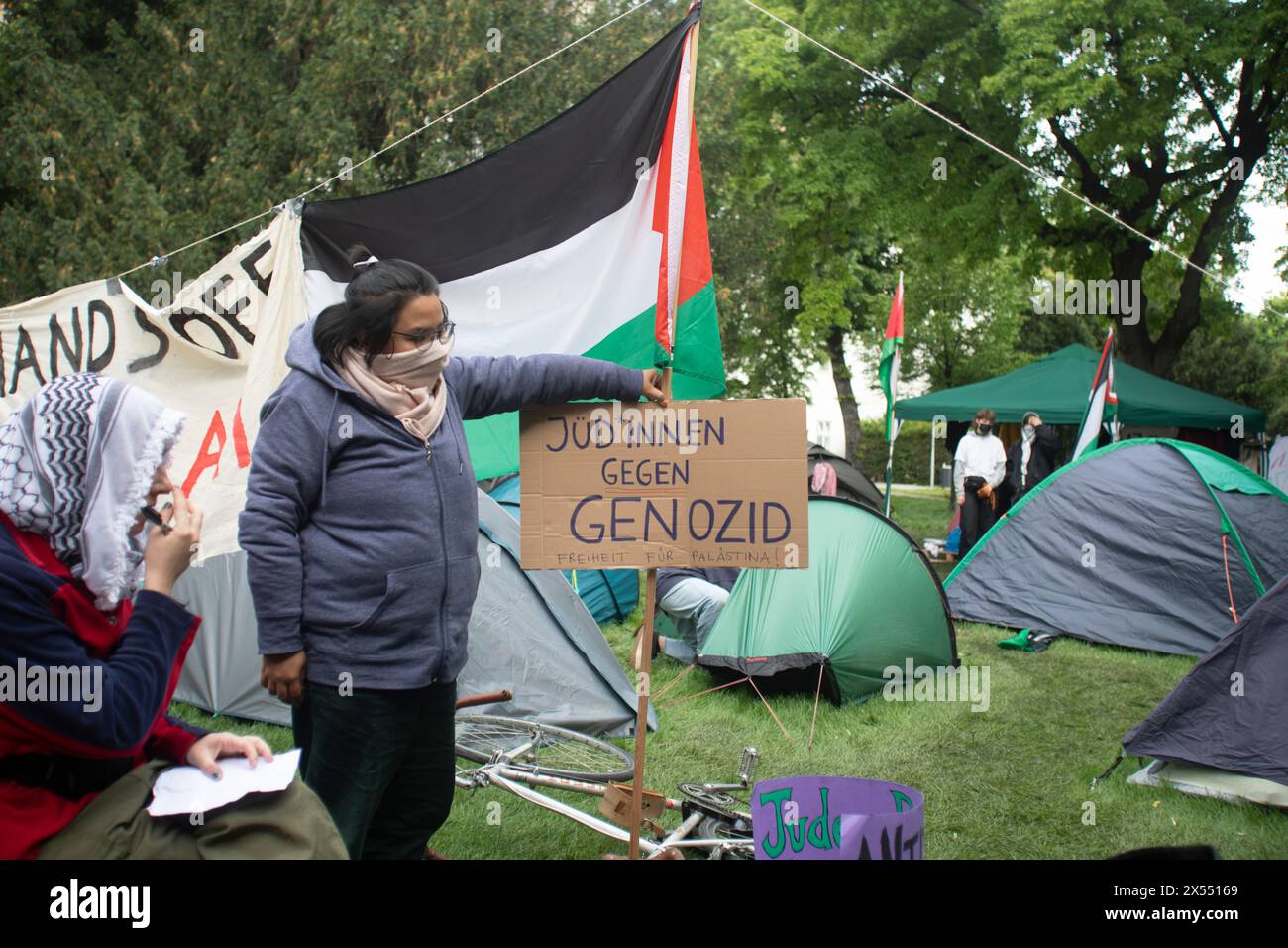 AUSTRIA; VIENNA; 20240507; i partecipanti di un campo di protesta studentesco filo-palestinese manifestano con bandiere e striscioni palestinesi contro il genocidio in Palestina da parte di Israele sui terreni dell'Università di Vienna (Altes AKH) il 7 maggio 2024. Il campo sul terreno dell'Università di Vienna è illegale ed è ancora controllato dall'Università tollerata. // Österreich; WIEN; 20240507; Teilnehmer eines studententisches pro palästinensischer protesta Camps demonstrieren mit palästinesischen Fahnen und Transparenten gegen dem Genozid in Palästina durch Israel am Gelände der Universität W Foto Stock