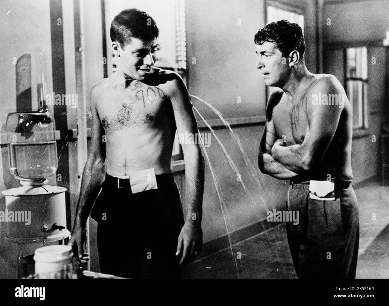 SAILOR ATTENZIONE 1952 film della Paramount Pictures con Jerry Lewis a sinistra e Dean Martin Foto Stock