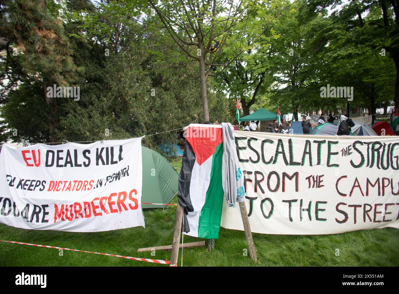 AUSTRIA; VIENNA; 20240507; i partecipanti di un campo di protesta studentesco filo-palestinese manifestano con bandiere e striscioni palestinesi contro il genocidio in Palestina da parte di Israele sui terreni dell'Università di Vienna (Altes AKH) il 7 maggio 2024. Il campo sul terreno dell'Università di Vienna è illegale ed è ancora controllato dall'Università tollerata. // Österreich; WIEN; 20240507; Teilnehmer eines studententisches pro palästinensischer protesta Camps demonstrieren mit palästinesischen Fahnen und Transparenten gegen dem Genozid in Palästina durch Israel am Gelände der Universität W Foto Stock