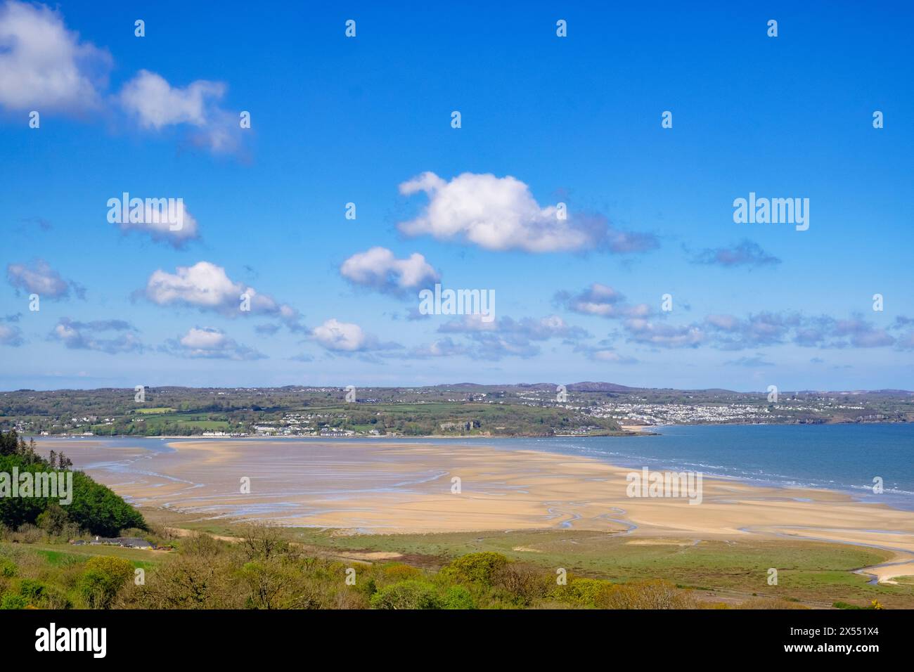 Vista dall'alto fino a Red Wharf Bay e Benllech da Llanddona, Isola di Anglesey, Galles settentrionale, Regno Unito, Gran Bretagna, Europa Foto Stock