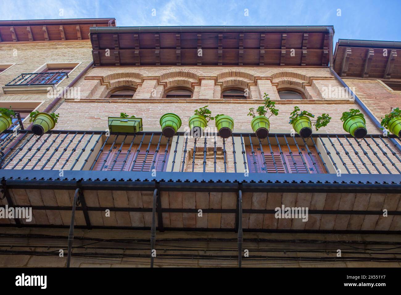 Balcone nel quartiere storico di Puente la Reina, Navarra, Spagna. Via del percorso di pellegrinaggio di San Giacomo Foto Stock