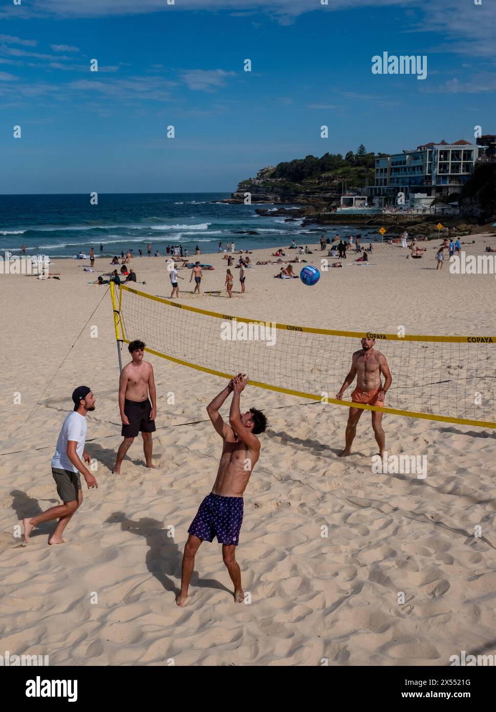 Ragazzi che giocano a Beach volley sulla spiaggia di Bondi a Sydney, Australia Foto Stock