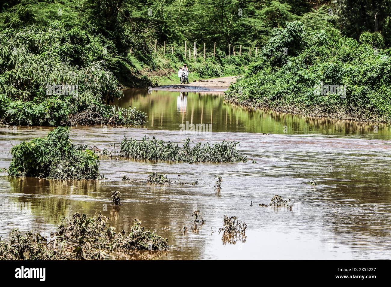 Nakuru, Kenya. 6 maggio 2024. Un uomo su una moto è visto dal bordo di una strada allagata dopo che il fiume Njoro nella contea di Nakuru ha rotto le sue rive rendendo la strada impraticabile a seguito delle forti precipitazioni in corso in Kenya. Il Kenya Meteorological Department prevede che la pioggia continuerà in diverse parti del paese. (Foto di James Wakibia/SOPA Images/Sipa USA) credito: SIPA USA/Alamy Live News Foto Stock