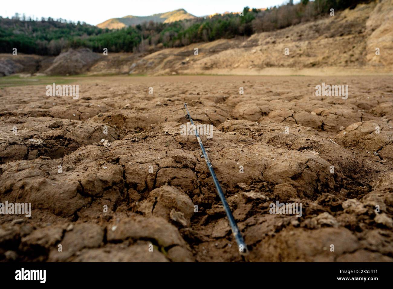 1 febbraio 2024 Cercs, Spagna siccità Barcelona-Baells Reservoir siccità,fiume Llobregat foto Eric Renom/LaPresse the Baells Reservoir che è alimentato dal fiume Llobregat, è sotto i livelli minimi il giorno in cui la Catalogna dichiara uno stato di emergenza a causa della siccità nell'area metropolitana di Barcellona, limitando l'uso di acqua o docce nelle palestre. Il fiume Llobregat, il fiume che alimenta questo bacino idrico, è il fiume più industrializzato della Catalogna, in quanto alimenta l'intera area industriale intorno a Barcellona ed è quindi vitale per il funzionamento dell'industria catalana, dall'automobile B. Foto Stock