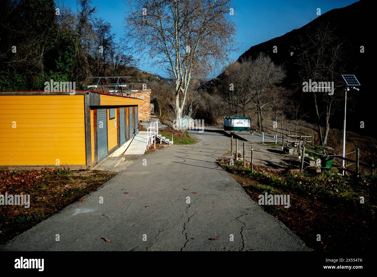 1 febbraio 2024 Cercs, Spagna siccità Barcelona-Baells Reservoir siccità,fiume Llobregat foto Eric Renom/LaPresse the Baells Reservoir che è alimentato dal fiume Llobregat, è sotto i livelli minimi il giorno in cui la Catalogna dichiara uno stato di emergenza a causa della siccità nell'area metropolitana di Barcellona, limitando l'uso di acqua o docce nelle palestre. Il fiume Llobregat, il fiume che alimenta questo bacino idrico, è il fiume più industrializzato della Catalogna, in quanto alimenta l'intera area industriale intorno a Barcellona ed è quindi vitale per il funzionamento dell'industria catalana, dall'automobile B. Foto Stock