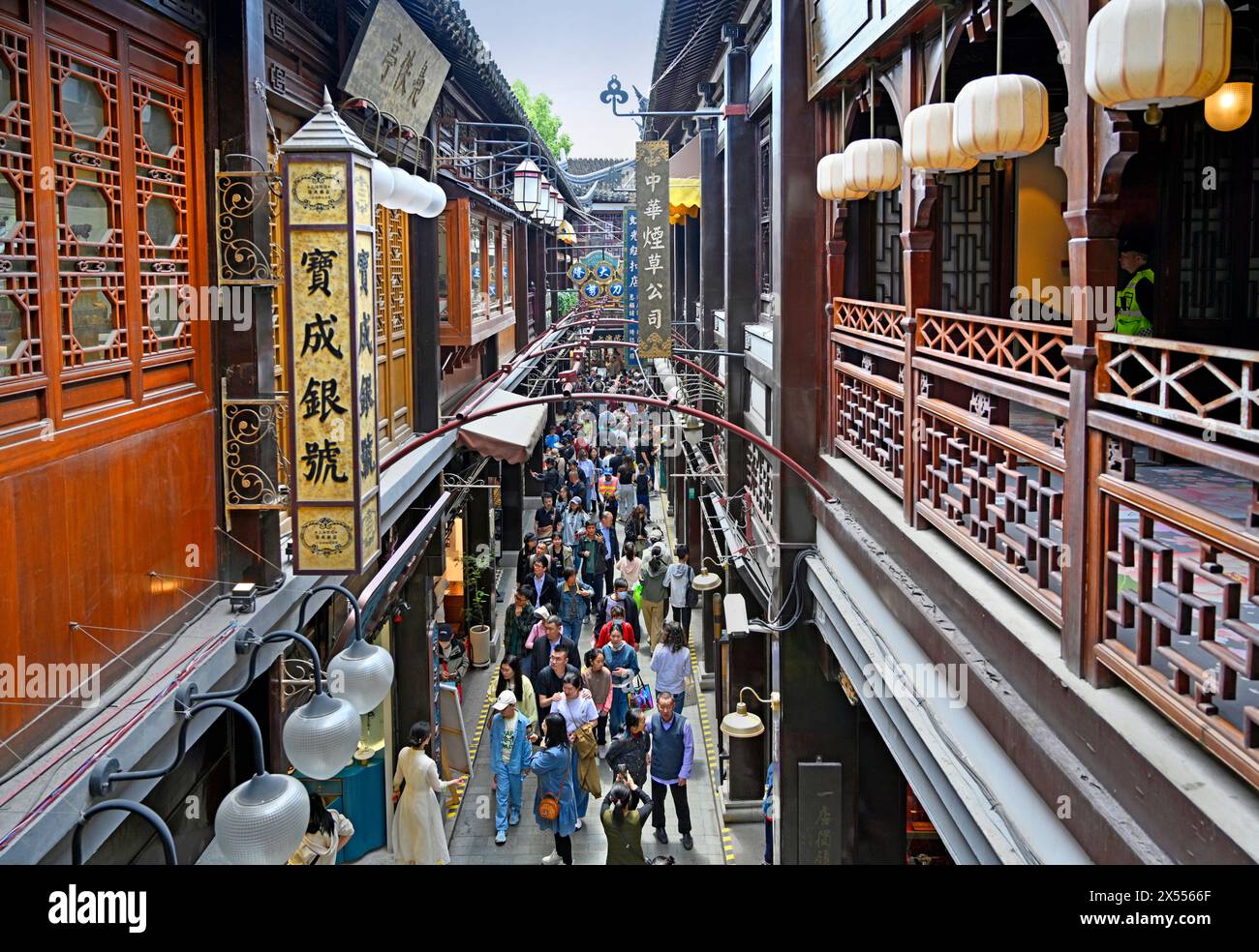 Shanghai, Cina - 3 maggio 2024; vivace mercato turistico tradizionale di Yuyuan durante la Festa del lavoro, Shanghai, Cina Foto Stock