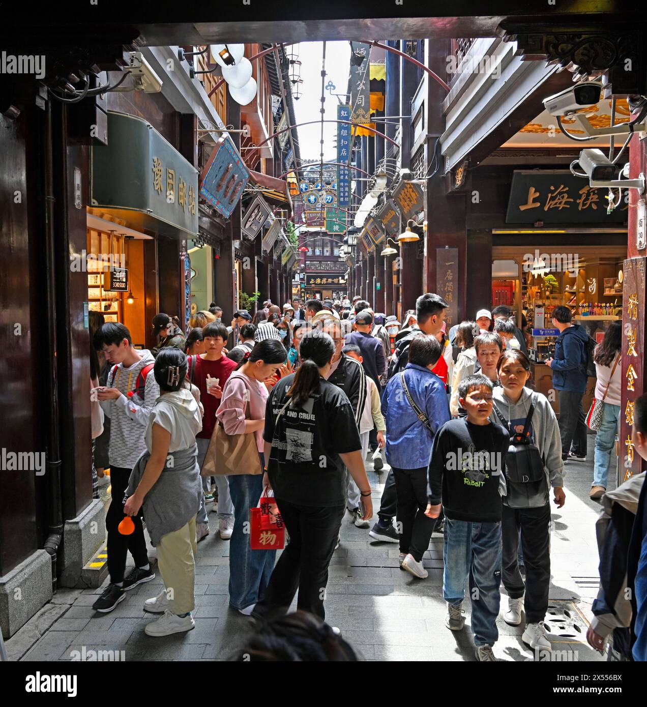 Shanghai, Cina - 3 maggio 2024; vivace mercato turistico tradizionale di Yuyuan durante la Festa del lavoro, Shanghai, Cina Foto Stock