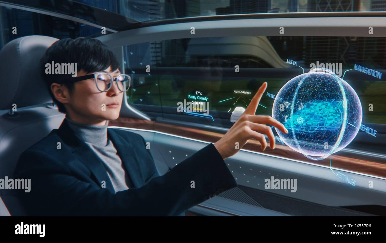 Concetto futuristico: Posizione elegante per un uomo d'affari su un'app di navigazione 3D interattiva su un cruscotto di realtà aumentata mentre si è seduti in un'auto elettrica autonoma a emissioni zero. Foto Stock