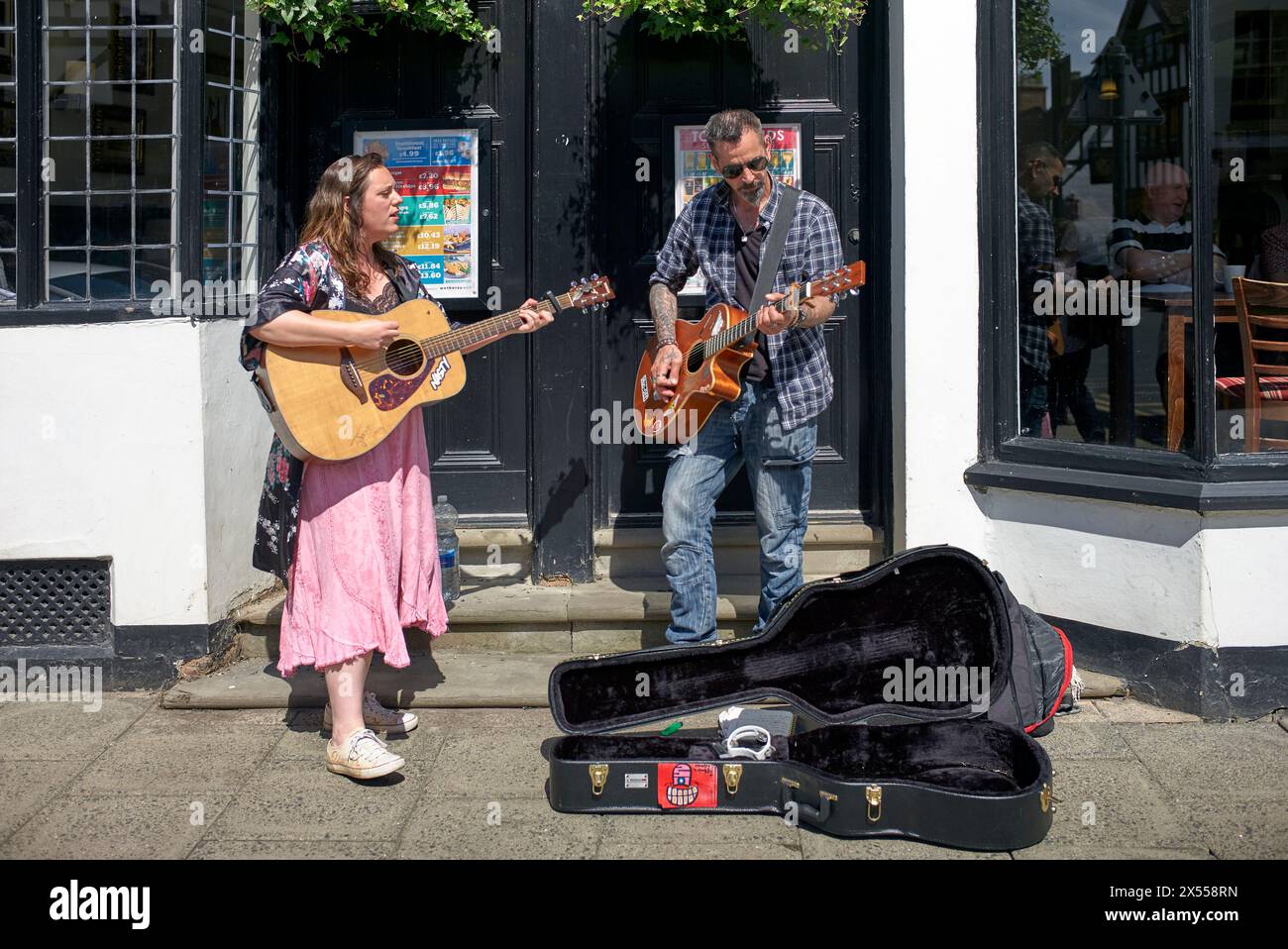 Buskers. Coppia in viaggio per strada a Stratford Upon Avon, Inghilterra, Regno Unito Foto Stock