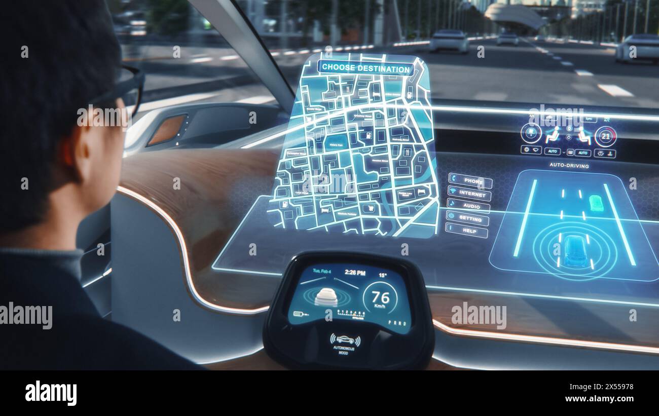 Concetto futuristico: Posizione elegante per un uomo d'affari su un'app di navigazione interattiva su un cruscotto di realtà aumentata mentre è seduto in un'auto elettrica autonoma a emissioni zero. Foto Stock