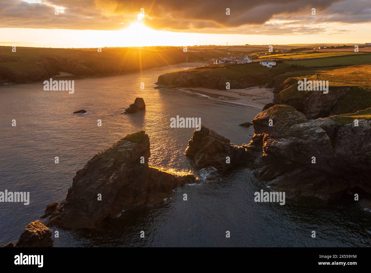 Alba estiva sulla baia di Porthcothan sulla costa settentrionale della Cornovaglia, Inghilterra. Foto Stock