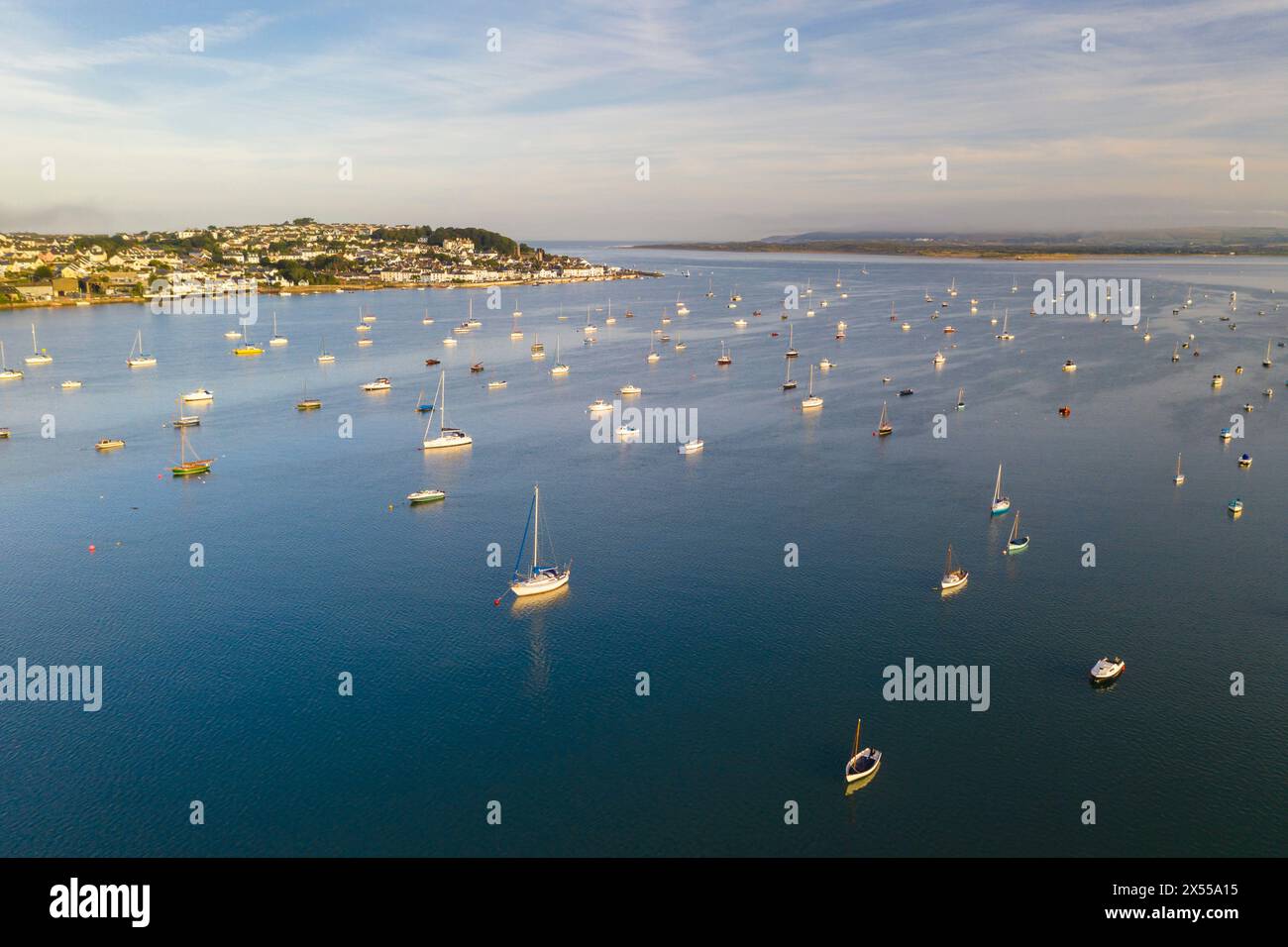 Vista aerea delle barche sull'estuario di Torridge che guardano verso Appledore, Devon, Inghilterra. Autunno (settembre) 2021. Foto Stock