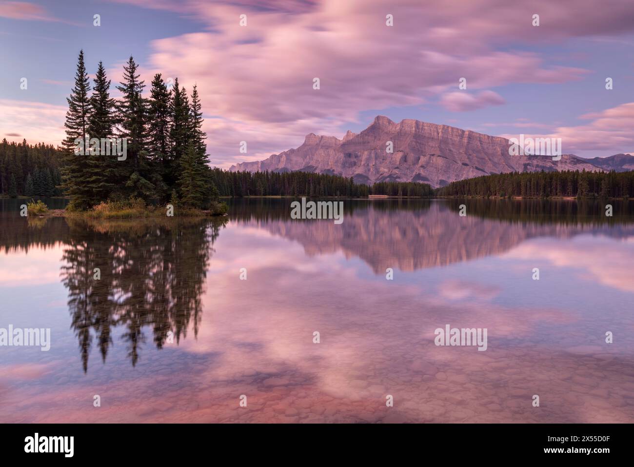Il cielo dell'alba sopra il Monte Rundle, riflesso in Two Jack Lake nelle Montagne Rocciose canadesi, Banff National Park, Alberta, Canada. Foto Stock