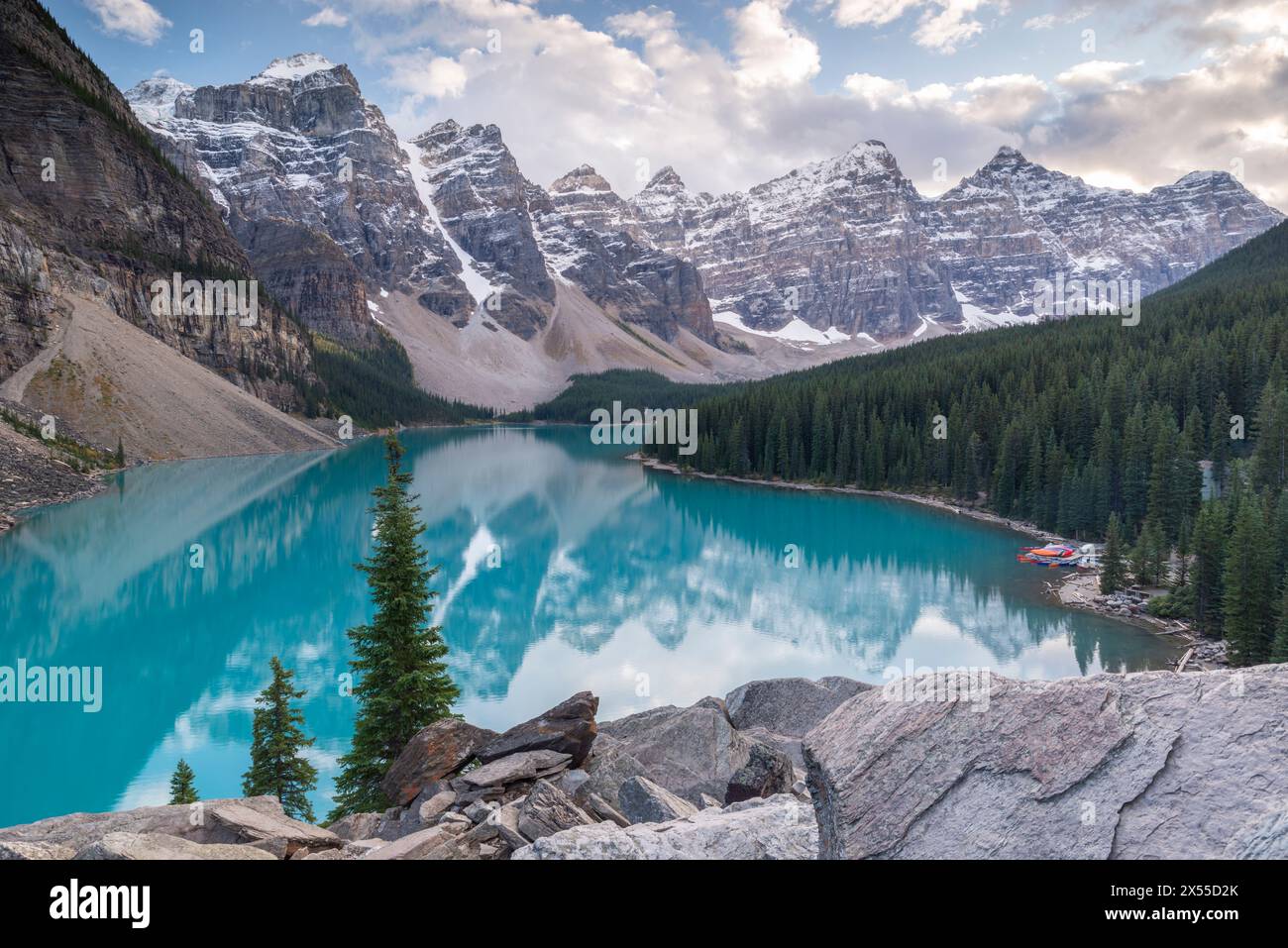 Il Moraine Lake nelle Montagne Rocciose Canadesi, il Parco Nazionale di Banff, Alberta, Canada. Foto Stock