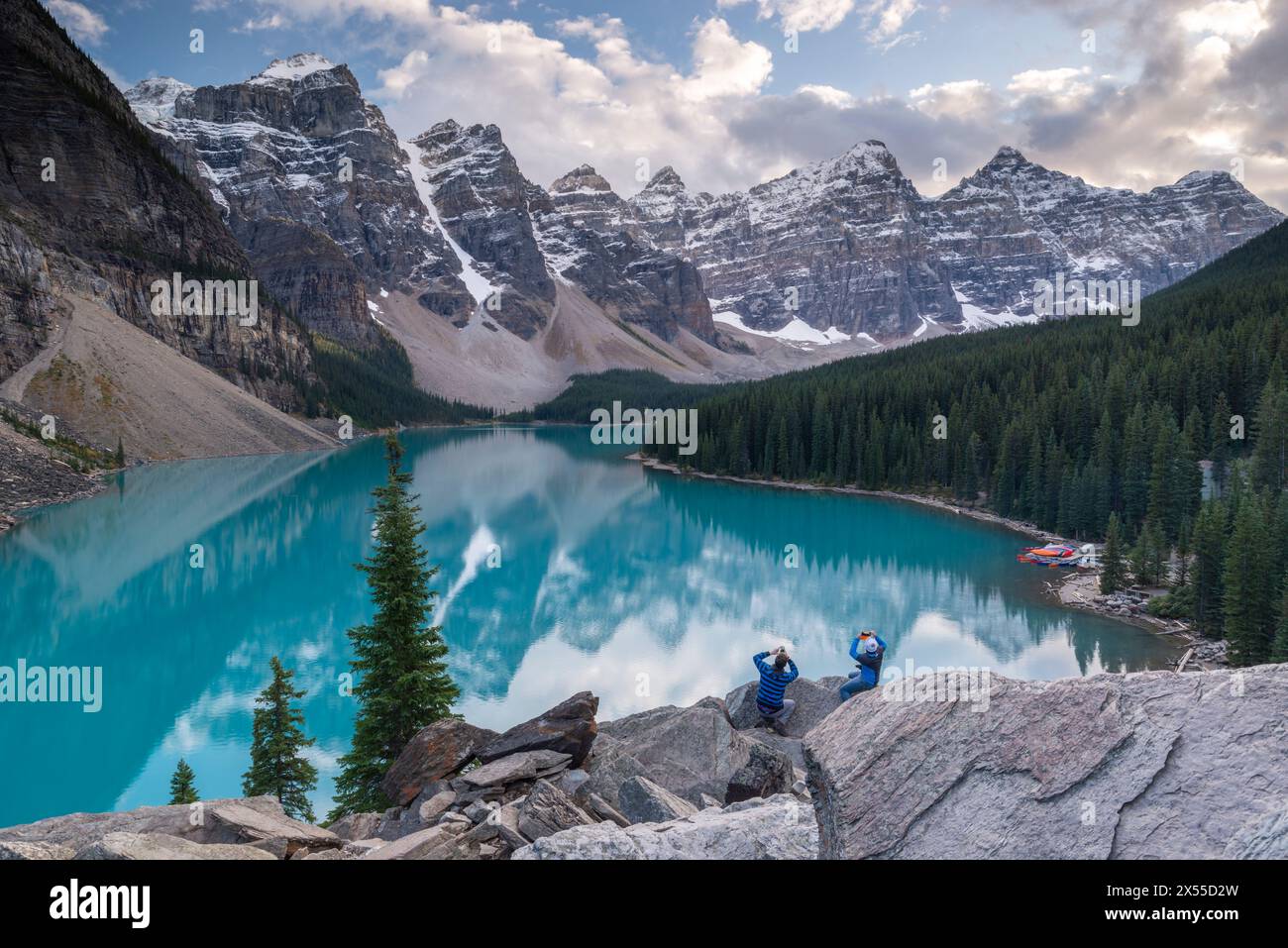 Turisti che fotografano il lago Moraine dal Rockpile, Banff National Park, Alberta, Canada. Foto Stock