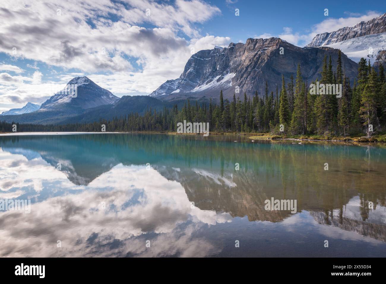 Montagne che si riflettono nel lago Bow nelle Montagne Rocciose canadesi, Banff National Park, Alberta, Canada. Foto Stock