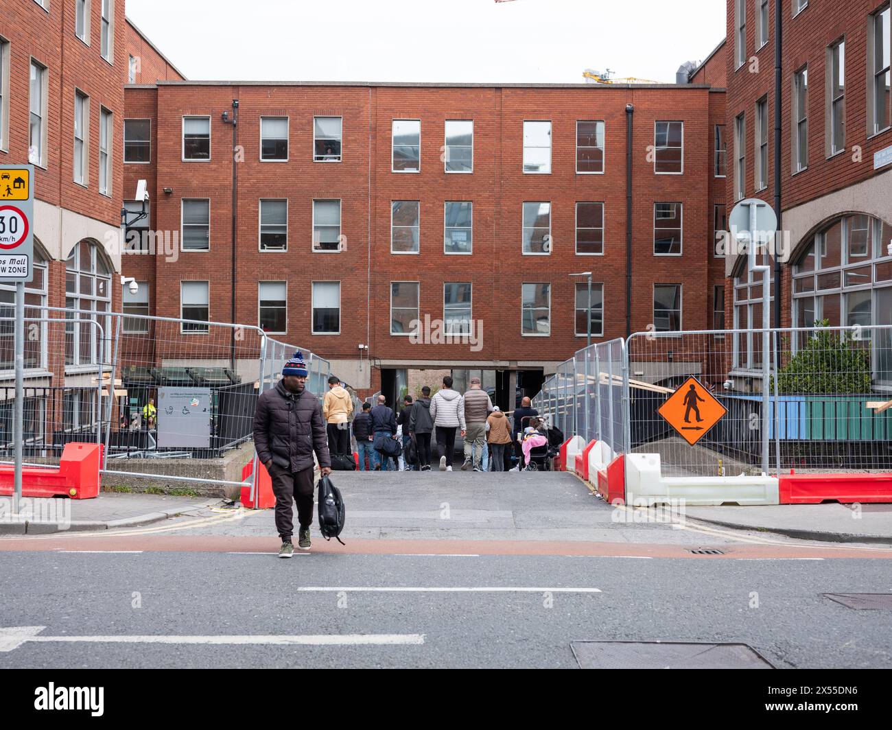 Barriere erette all'esterno dell'Ufficio internazionale di protezione su Mount Street, nella città di Dublino, per impedire ai richiedenti asilo di allestire campi di tende improvvisati. Dublino, Irlanda. Foto Stock