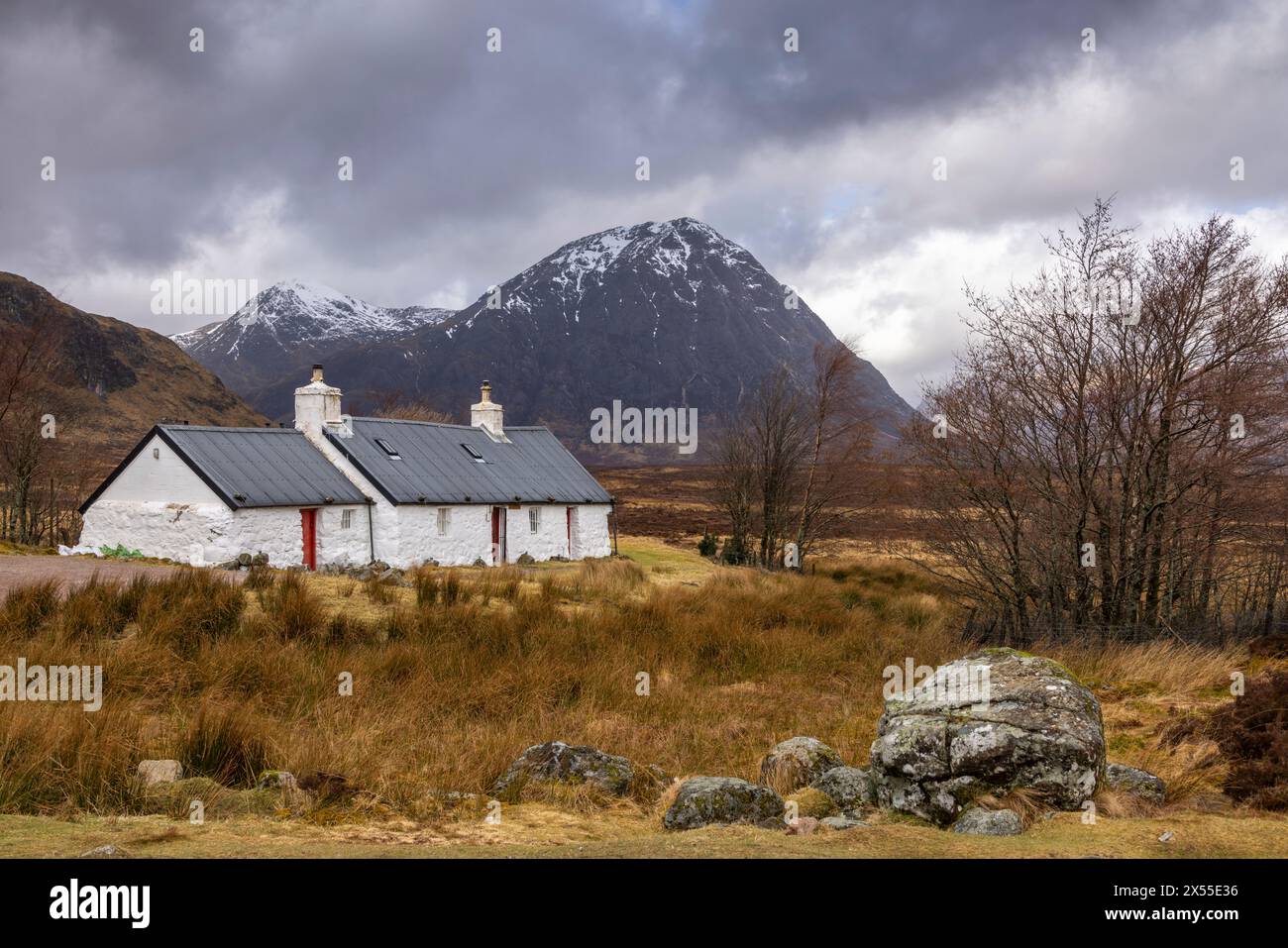 Black Rock Cottage e la montagna Buachaille Etive Mor nelle Highlands scozzesi, Glencoe, Scozia. Primavera (marzo) 2024. Foto Stock