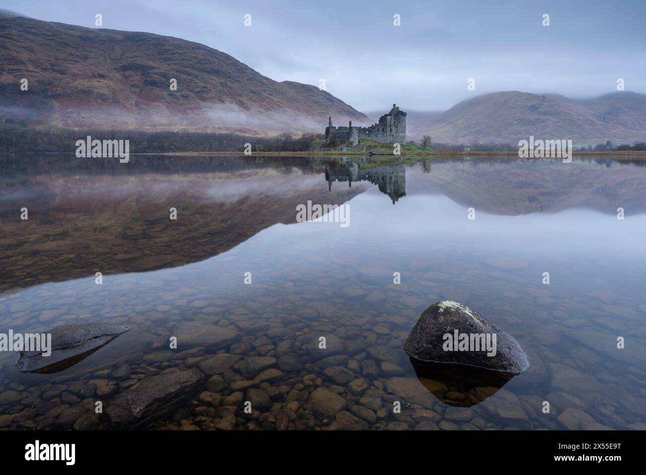 Le rovine del castello di Kilchurn sul Loch Awe in una mattina fredda e lunare, Argyll & Bute, Scozia. Primavera (marzo) 2024. Foto Stock