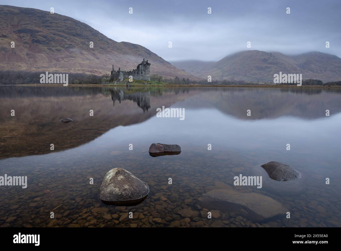 Le rovine del castello di Kilchurn sulle rive del Loch Awe in Scozia, Regno Unito. Primavera (marzo) 2024. Foto Stock