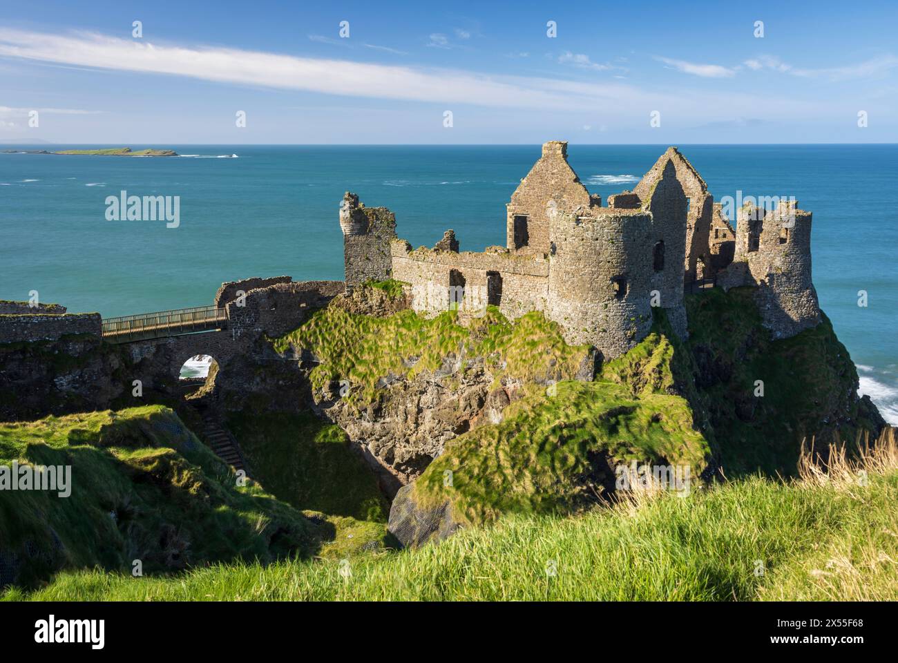 Dunluce Castle arroccato sulle spettacolari scogliere della Causeway Coast, Contea di Antrim, Irlanda del Nord. Primavera (marzo) 2024. Foto Stock