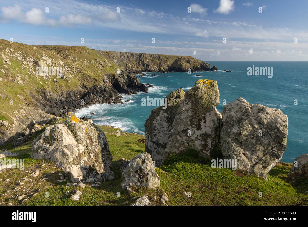 Spettacolare paesaggio costiero a Ogo-Dour Cove sulla penisola di Lizard, Cornovaglia, Inghilterra. Primavera (aprile) 2024. Foto Stock
