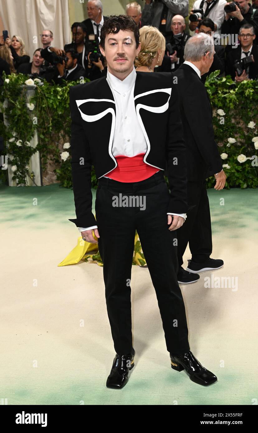New York, Stati Uniti. 6 maggio 2024. Alex Sharp arriva al Met Gala, Sleeping Beauties: Reawakening Fashion, The Metropolitan Museum of Art Crediti: Doug Peters/EMPICS/Alamy Live News Foto Stock