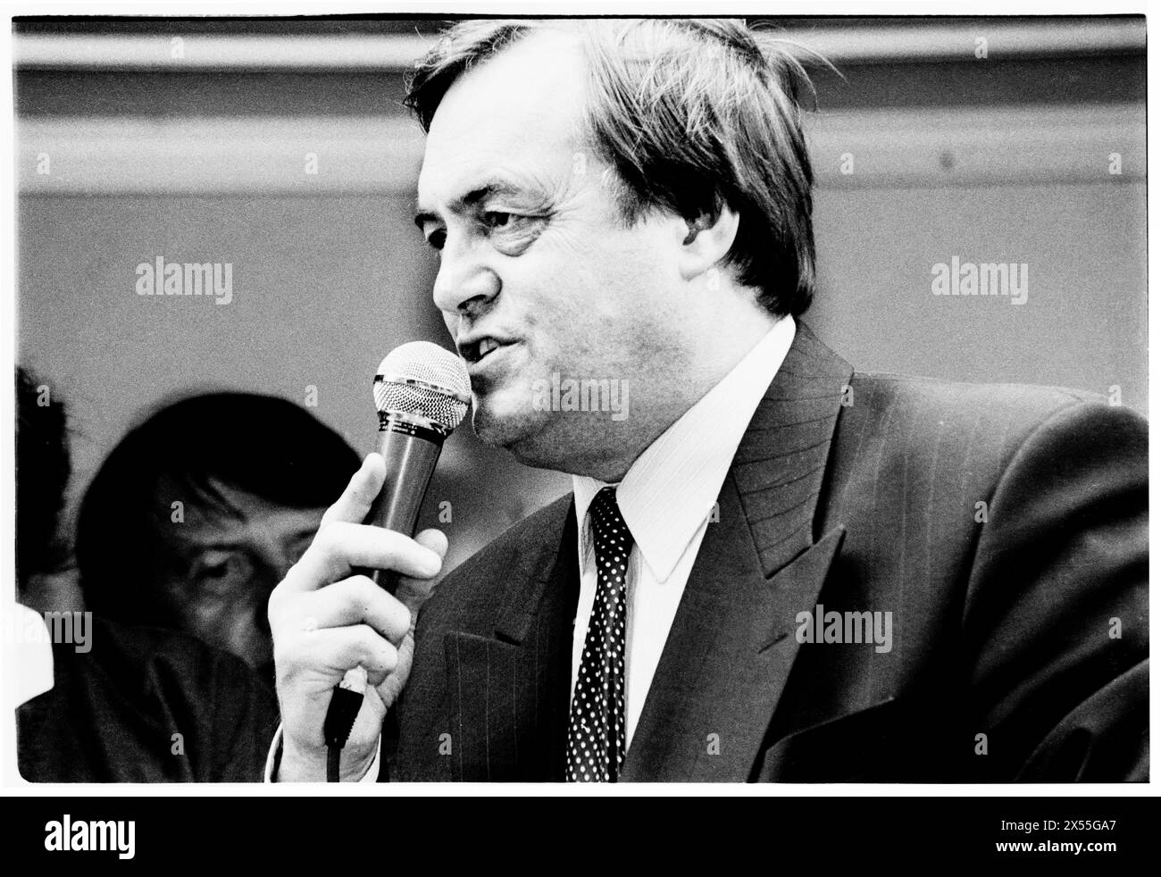 JOHN PRESCOTT, VICE LEADER del PARTITO LABURISTA, 1995: Il vice leader del partito laburista John Pescott tiene un discorso appassionato che fa una campagna per il New Labour al Rolling Rose Tour alla St David's Hall di Cardiff, Galles, Regno Unito, il 5 luglio 1995. Il Rolling Rose Tour è stato una serie di ustioni progettate per aumentare l'appartenenza al Partito Laburista mentre si trovava all'opposizione. Foto: Rob Watkins. INFO: John Prescott, un politico britannico nato a Prestatyn nel Galles nel 1938, è stato vice primo ministro sotto Tony Blair dal 1997 al 2007. Figura di spicco del Partito Laburista, ha sostenuto la giustizia sociale e i caus ambientali Foto Stock