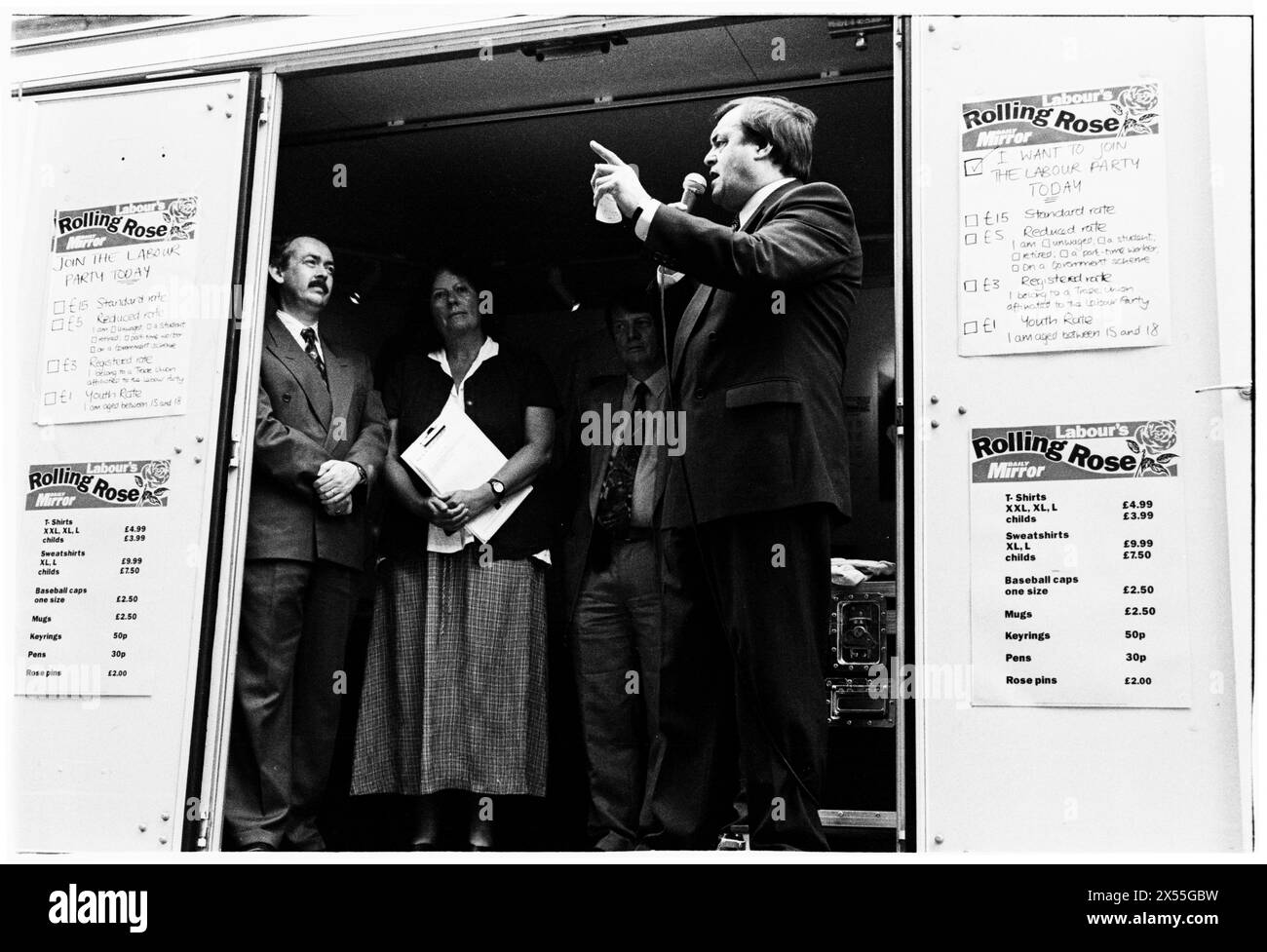 JOHN PRESCOTT, VICE LEADER del PARTITO LABURISTA, 1995: Il vice leader del partito laburista John Pescott tiene un discorso appassionato che fa una campagna per il New Labour al Rolling Rose Tour alla St David's Hall di Cardiff, Galles, Regno Unito, il 5 luglio 1995. Il Rolling Rose Tour è stato una serie di ustioni progettate per aumentare l'appartenenza al Partito Laburista mentre si trovava all'opposizione. Foto: Rob Watkins. INFO: John Prescott, un politico britannico nato a Prestatyn nel Galles nel 1938, è stato vice primo ministro sotto Tony Blair dal 1997 al 2007. Figura di spicco del Partito Laburista, ha sostenuto la giustizia sociale e i caus ambientali Foto Stock