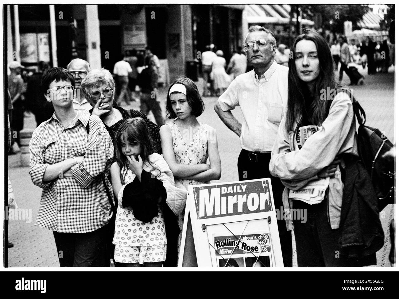 LABOR PARTY, ROLLING ROSE TOUR, 1997: I lavoratori del partito e i membri del pubblico si riuniscono per guardare i discorsi per il New Labour sul Rolling Rose Tour alla St David's Hall di Cardiff, Galles, Regno Unito, il 5 luglio 1995. Il Rolling Rose Tour è stato una serie di ustioni progettate per aumentare l'appartenenza al Partito Laburista mentre si trovava all'opposizione. Foto: Rob Watkins. Foto Stock