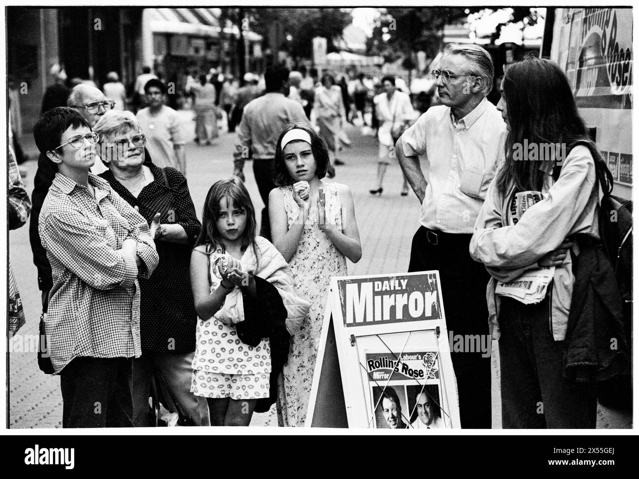 LABOR PARTY, ROLLING ROSE TOUR, 1997: I lavoratori del partito e i membri del pubblico si riuniscono per guardare i discorsi per il New Labour sul Rolling Rose Tour alla St David's Hall di Cardiff, Galles, Regno Unito, il 5 luglio 1995. Il Rolling Rose Tour è stato una serie di ustioni progettate per aumentare l'appartenenza al Partito Laburista mentre si trovava all'opposizione. Foto: Rob Watkins. Foto Stock