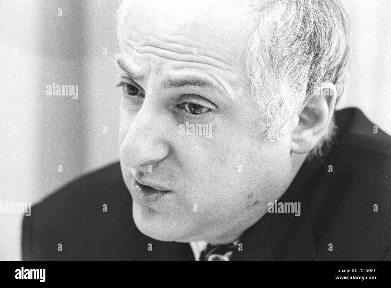 ALEX CARLILE, deputato LIBERALE DEMOCRATICO, 1997: Alex Carlile, barone Carlile di Berriew, intervistato durante la campagna elettorale come il leader facente funzione dei Liberal Democratici gallesi durante le elezioni generali del 1997 a Cardiff, Galles, Regno Unito, il 2 aprile 1997. Foto: Rob Watkins. INFO: Alex Carlisle, un politico britannico, è stato membro del Parlamento per Montgomery dal 1983 al 1997. Si dimise da deputato nel 1997 e fu nominato alla camera dei lord nel 1999. Foto Stock