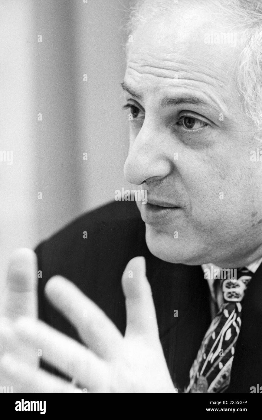 ALEX CARLILE, deputato LIBERALE DEMOCRATICO, 1997: Alex Carlile, barone Carlile di Berriew, intervistato durante la campagna elettorale come leader dei liberaldemocratici gallesi durante le elezioni generali del 1997 a Cardiff, Galles, Regno Unito, il 2 aprile 1997. Foto Stock