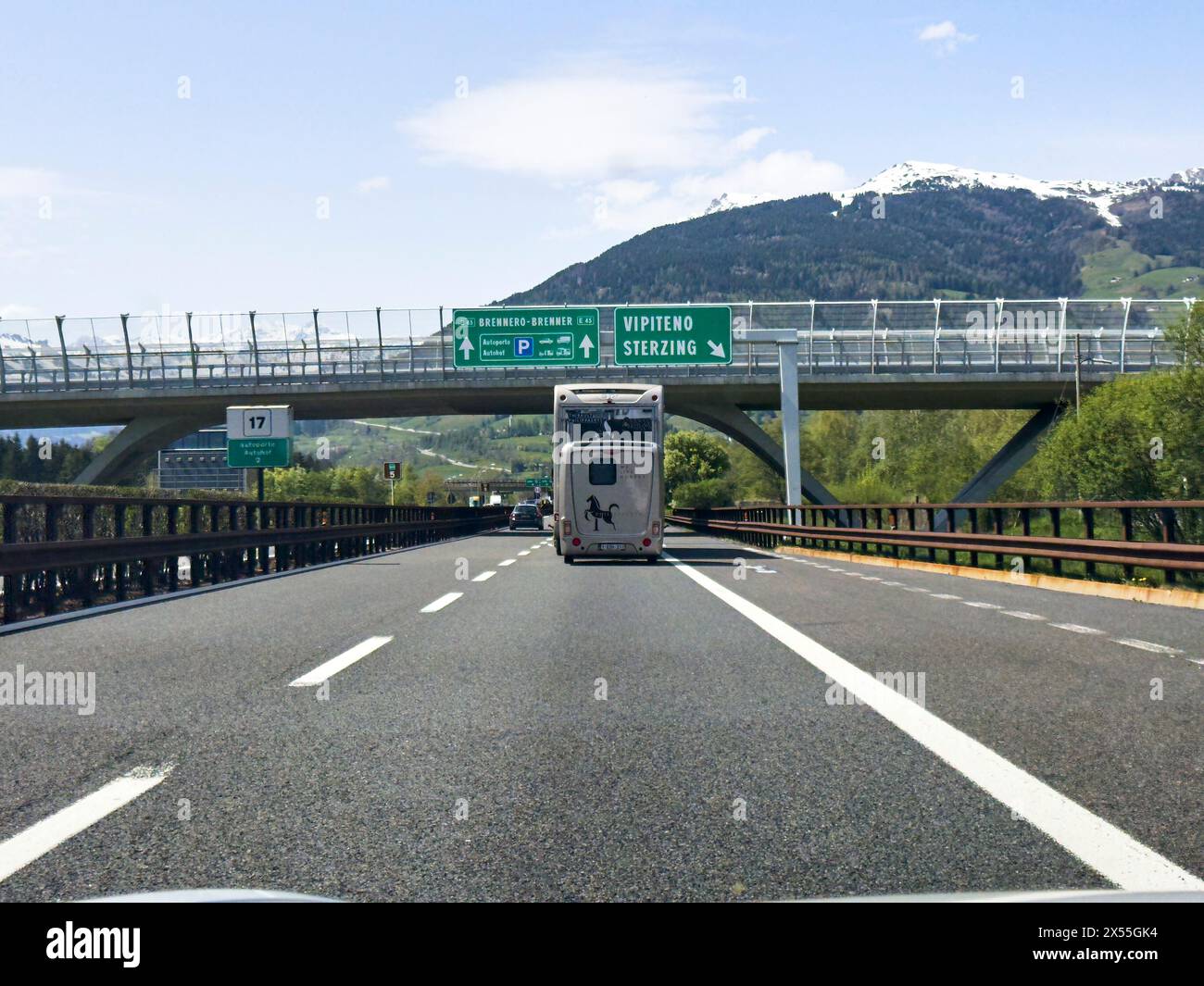 Brennero, Italia. 29 aprile 2024. Stazione a pedaggio dell'autostrada del Brennero a Sterzing, Italia, 29 aprile 2024. Fotografo: ddp Images/STAR-Images credito: ddp media GmbH/Alamy Live News Foto Stock