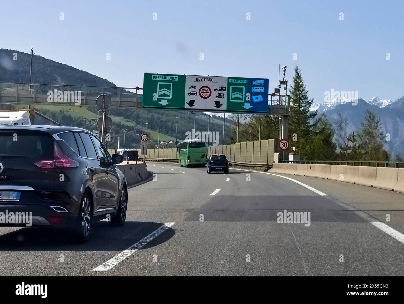 Brennero, Italia. 29 aprile 2024. Stazione a pedaggio dell'autostrada del Brennero a Sterzing, Italia, 29 aprile 2024. Fotografo: ddp Images/STAR-Images credito: ddp media GmbH/Alamy Live News Foto Stock