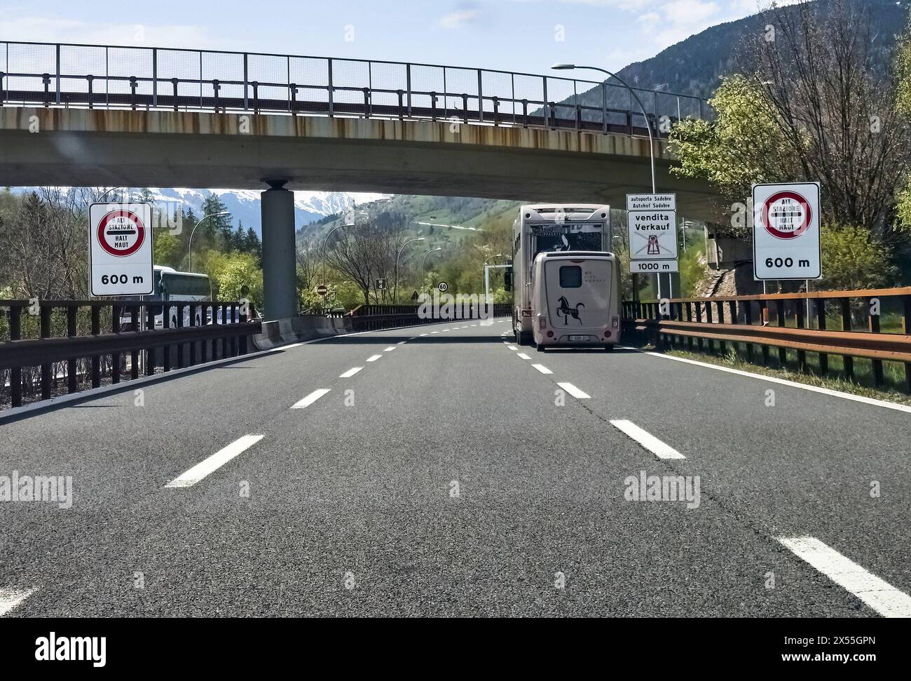 Brennero, Italia. 29 aprile 2024. Stazione a pedaggio dell'autostrada del Brennero a Sterzing, Italia, 29 aprile 2024. Fotografo: ddp Images/STAR-Images credito: ddp media GmbH/Alamy Live News Foto Stock