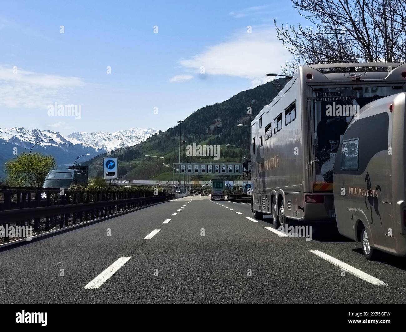 Brennero, Italia. 29 aprile 2024. Nicola Philippaerts, autocarro per il trasporto di cavalli del jumper belga presso il casello autostradale del Brennero di Sterzing, Italia, 29 aprile 2024. Fotografo: ddp Images/STAR-Images credito: ddp media GmbH/Alamy Live News Foto Stock