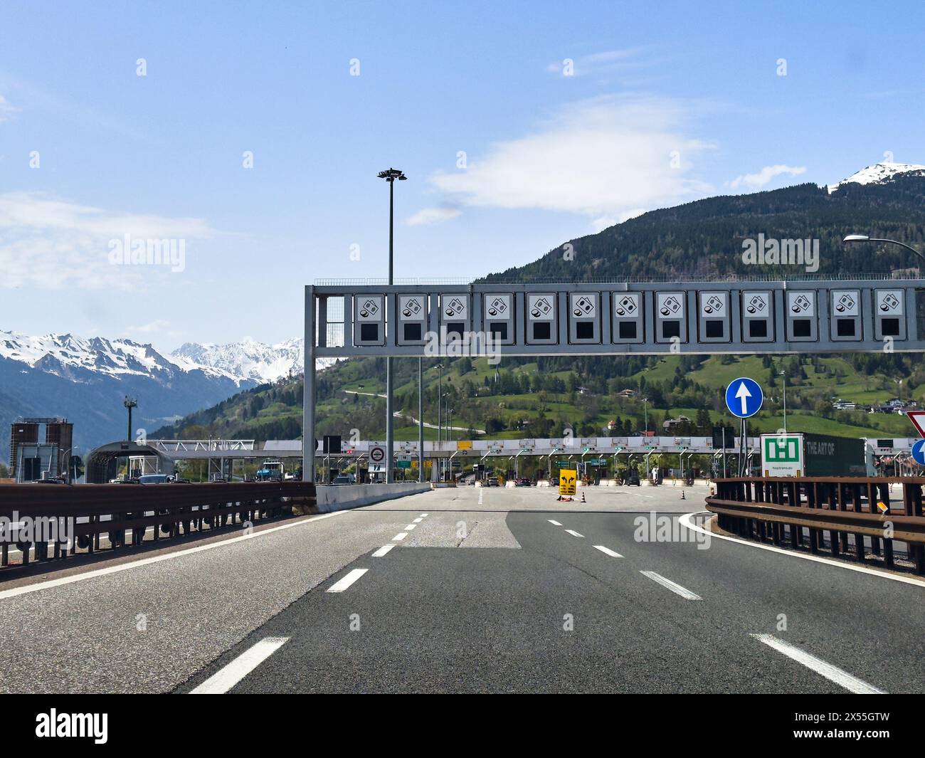 Brennero, Italia. 29 aprile 2024. Stazione a pedaggio dell'autostrada del Brennero a Sterzing, Italia, 29 aprile 2024. Fotografo: ddp Images/STAR-Images credito: ddp media GmbH/Alamy Live News Foto Stock