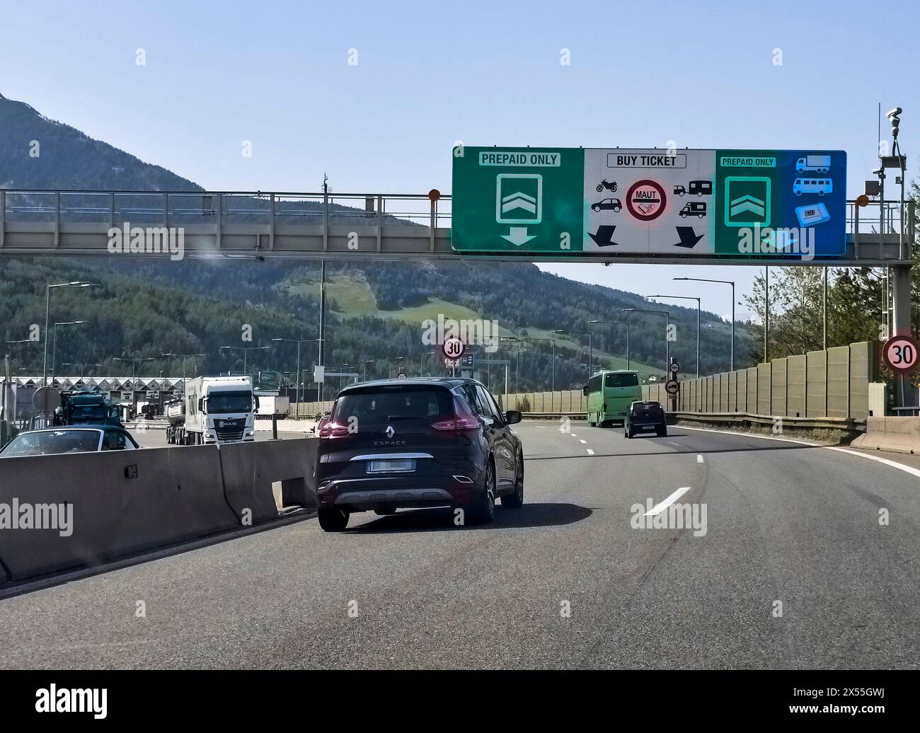 Brennero, Italia. 29 aprile 2024. Stazione a pedaggio dell'autostrada del Brennero a Sterzing, Italia, 29 aprile 2024. Fotografo: ddp Images/STAR-Images credito: ddp media GmbH/Alamy Live News Foto Stock