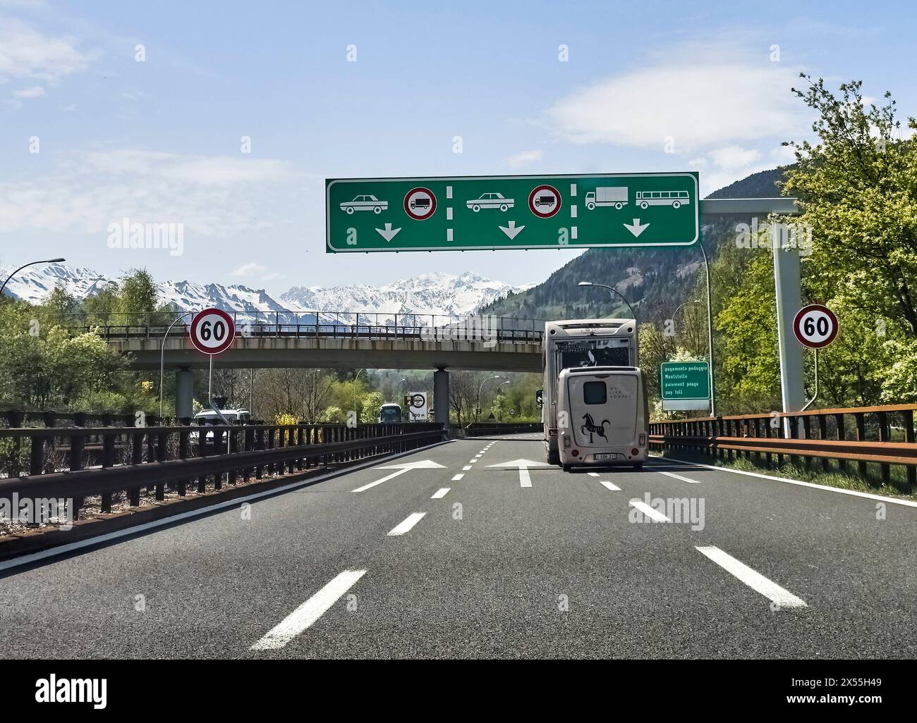 Brennero, Italia. 29 aprile 2024. Stazione a pedaggio dell'autostrada del Brennero a Sterzing, Italia, 29 aprile 2024. Fotografo: ddp Images/STAR-Images credito: ddp media GmbH/Alamy Live News Foto Stock