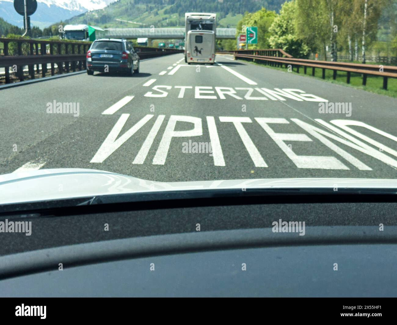 Brennero, Italia. 29 aprile 2024. Stazione a pedaggio dell'autostrada del Brennero a Sterzing, Italia, 29 aprile 2024. Fotografo: ddp Images/STAR-Images credito: ddp media GmbH/Alamy Live News Foto Stock