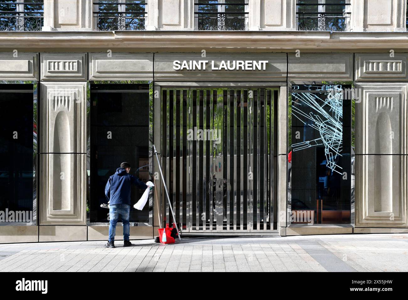 Detergente per vetri in un negozio di marca YSL sugli Champs Elysées - Parigi - Francia Foto Stock